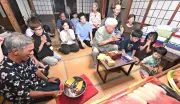 旧盆ウークイ、県内各地で先祖の霊を送る 那覇では親族約20人が手を合わせる