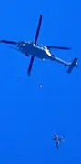 米軍、嘉手納で降下訓練 台風通過後の強風の中、今年7回目
