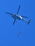 台風通過直後の嘉手納基地で米軍がパラシュート降下訓練、周辺自治体は中止求める
