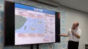 非常に強い台風18号が沖縄に接近、速度上げ風雨急速に強まる恐れ