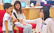 恩納で「世界のおはなし会」 韓国・中国の国際交流員が母国語で絵本読み聞かせ
