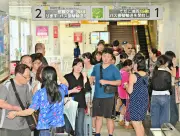 ゆいレール、線路上の布団カバーで50分間全線停止 約3200人に影響