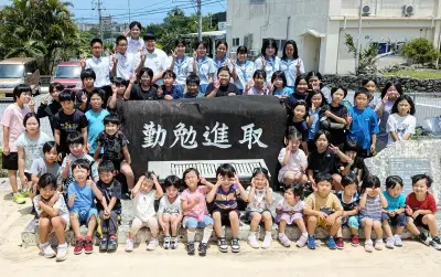 粟国幼小中学校の石碑「勤勉進取」 校歌の一節を校訓に