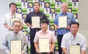 粟国村議選で無投票当選の6人に証書付与 「良い島づくり」決意