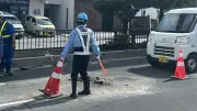 那覇市立病院前の県道82号でアスファルト修繕、約4時間片側1車線通行に