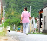 バス停まで徒歩30分、免許返納の79歳女性…移動の地域格差なくせ 知事選の争点に
