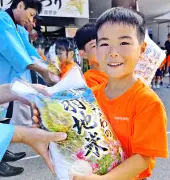 伊波優翔ちゃん、新米まつりでお米ダンス披露 名護市の市場で