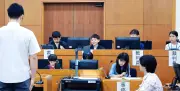 那覇地裁で小学生が模擬裁判体験 夏休み見学会に20人