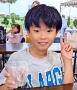かき氷早食いで優勝 西城小4年の伊藤福多朗さん 城辺ふれあいまつり