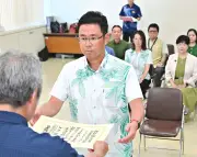古謝玄太氏に当選証書、知事の重み一層感じる 沖縄政策協は年度内に