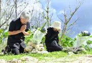 辺野古沖事故半年、ヘリ基地反対協が瀬嵩で献花「二度と事故起こさない」