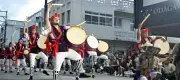嘉手納エイサーまつり、町内7団体が勇壮な演舞 観客は至近距離で迫力堪能