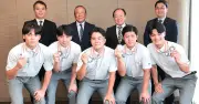 興南ハンド部が全国高校総体優勝を報告　「支えのおかげ」と照屋監督ら琉球新報社訪問