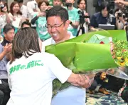 古謝玄太氏が沖縄県知事選で圧勝、最年少42歳で当選　「沖縄を前に進める」