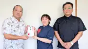 メガネ一番が熊本地震義援金50万円を沖縄タイムス中部支社に寄託