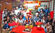 沖縄市で内間安要さんのカジマヤー祝い、家族が祝福