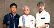 沖縄県軍用地等地主会連合会が熊本地震義援金135万円を琉球新報社に託す