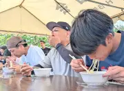 城辺ふれあいまつりで沖縄そば早食い大会 熱々スープに苦戦