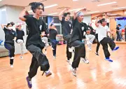 戦後81年、平和考える舞台「那覇センセイション」19・20日公演 那覇の小中高生50人が練習に汗