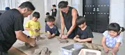 親子で縄文土器作り挑戦　北谷町立博物館の夏休み企画で24人が参加
