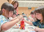 シーサー絵付けに挑戦「上与那原お仕事フェス」初開催　子ども会とPTAが協力
