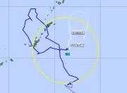 台風24号、大東島を横切り午後にも熱帯低気圧へ 沖縄各地で冠水